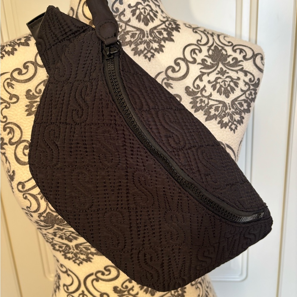 Steve Madden like-new sturdy black quilted adjustable OSFA waist / fanny pack